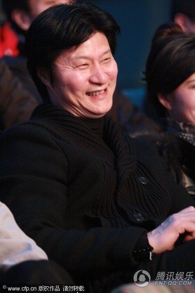 范冰冰<em>父母</em>齐捧<em>女儿</em>新片首映 柳云龙鞠躬引猜