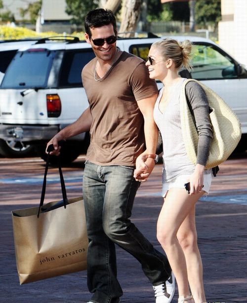 黎安?莱姆丝和帅哥男友手牵手逛街 十分恩爱