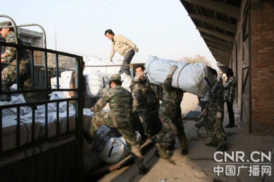 组图:第二炮兵工程学院官兵昼夜抢运抗震救灾