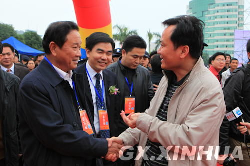 南宁市委书记车荣福(右三)参观新华网广西频道"2010年中国壮乡·武鸣"
