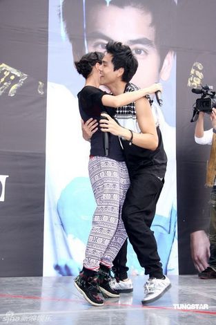 晏首次跳舞 桂纶镁助阵送拥抱,彭于晏 桂纶镁 粉