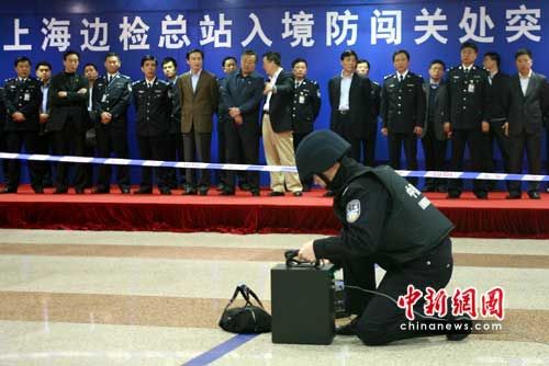 上海边检部门执勤现场演练入境防闯关(图),边检