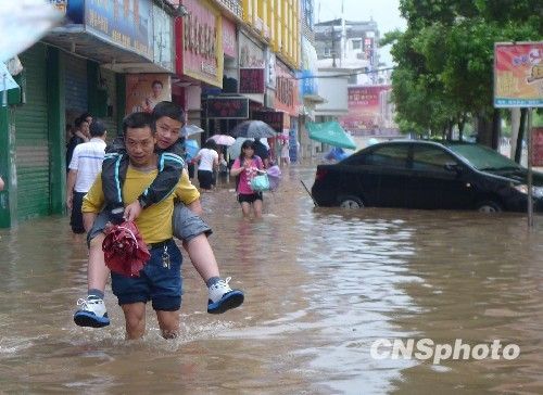 新化县城人口_...场暴雨袭击娄底新化县城.新化县立新小区,消防队借调冲锋舟(3)