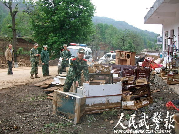 遭遇泥石流武警贵州某部奋战120小时抢险