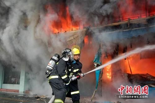 寒冬腊月里,消防队员们脱下了自己的衣服