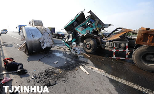 独家天津一道路出现行车事故车辆毁损严重