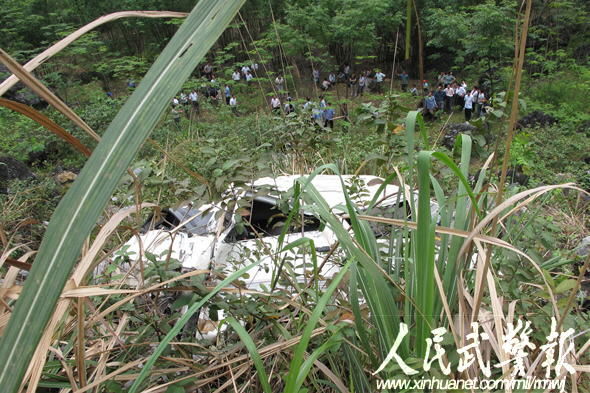 广西平果面包车坠落山崖武警官兵全力营救