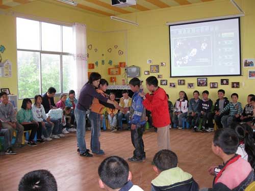 武汉大学志愿者在 恩施建起大山里的魔法教室