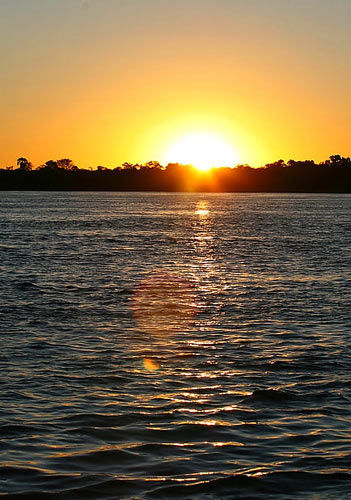 伴着夕阳的余晖湖水显得波光粼粼