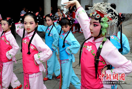 参加福州市非物质文化遗产展演的福建福州一所小学"闽剧小演员"演出