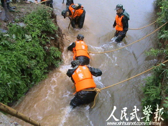 江西抗洪:千余武警官兵多路出动一线救人