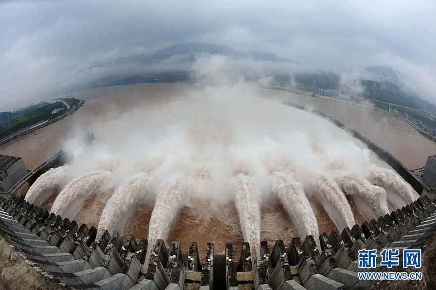 滚滚洪流顺利过坝 三峡经受首次"大考"