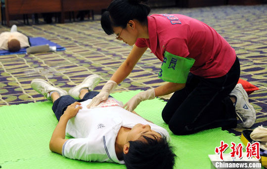 图:福建举行首届红十字应急救护技能比赛_红十