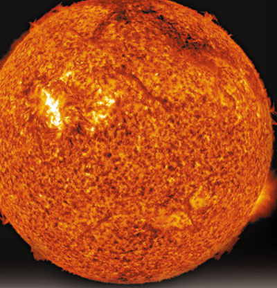 美国时间周日清晨的nasa照片显示,上方暗黑部分为太阳表面岩浆爆发