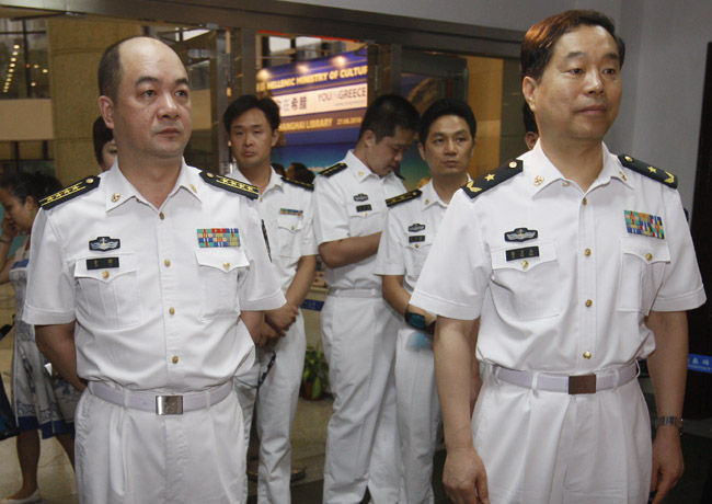 8月27日,海军上海保障基地司令员徐卫兵少将(右),政委金毅大校(左)