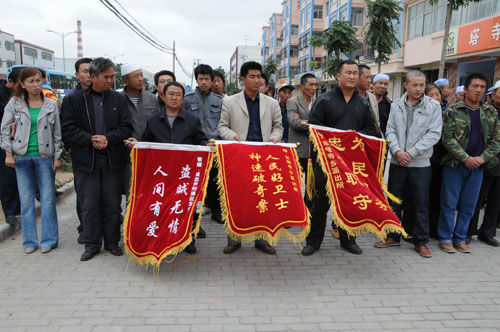 宁夏吴忠市利通公安分局东塔寺派出所举行赃物