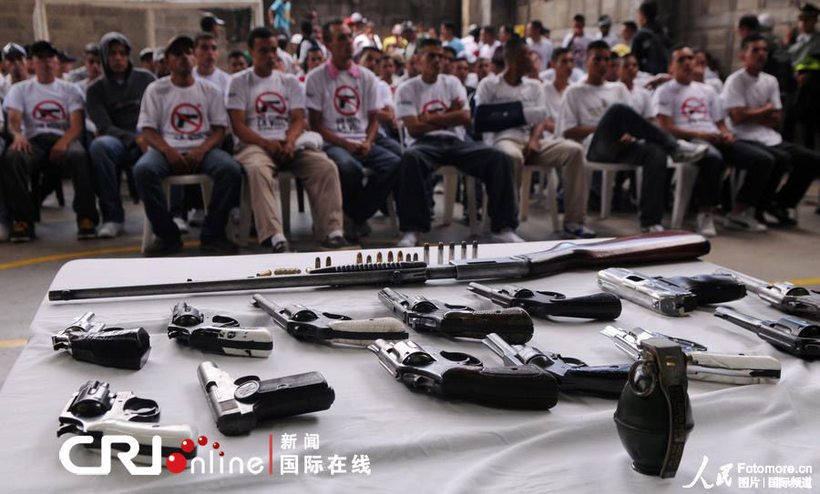 哥伦比亚170名黑帮成员"缴枪"(高清组图)