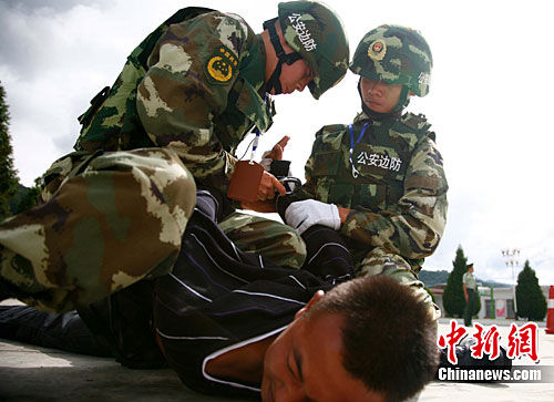 图:云南省公安边防总队举行实战演练_边防总队