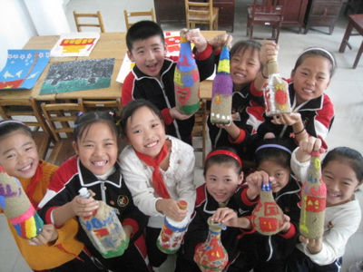 济南北全福小学学生绘制沙瓶画喜迎国庆节_全