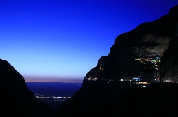 国际在线消息:绵山风景区十一黄金周假期七天,假日旅游再创新高,景区持续爆满,游客数量居高不下。共接待游客39.94万多人,同比分别增长7%多。其中,主题性旅游、休闲度假游、夜景灯图等深受欢迎。从1号至7号,每天接待数为:2.1万人、5.82万人、7.2万人、7.6万人、7.4万人、5.