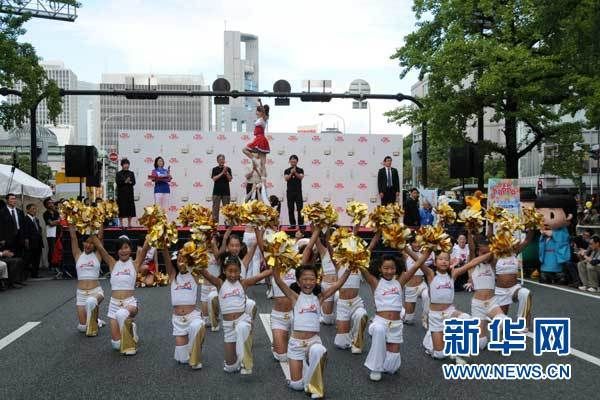 日本学生上街跳舞庆祝开辟新步行街