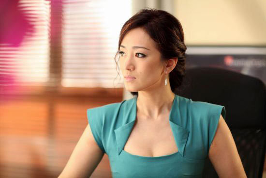 巩俐变身职场女王+造型时尚性感很给力(组图)