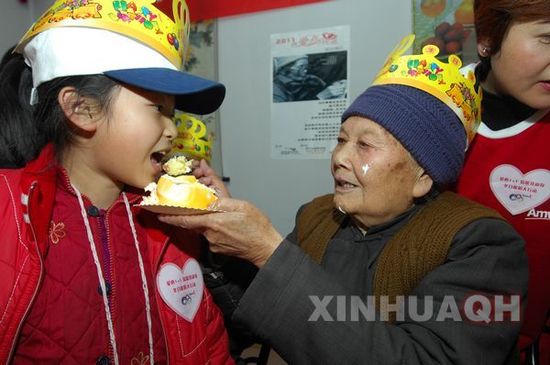 青团携手安利举办 冬日暖阳爱撒敬老院 活动_