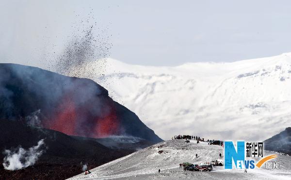 冰岛南部冰川火山开始喷发组图