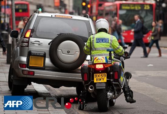 英国伦敦警察局回收电视道具警服发给警察穿图