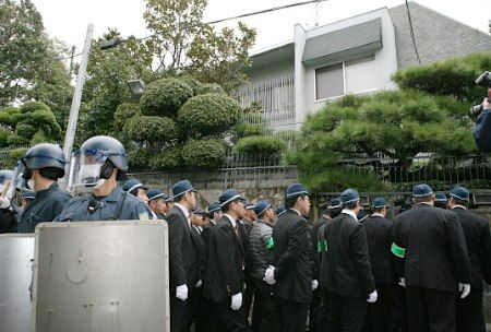 当地时间22日下午1时开始,日本京都府警察署今出动140名警员对日本最