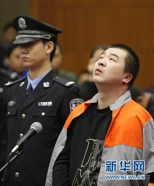 杀害自己6名亲人的李磊犯故意杀人罪,被判处死刑,剥夺政治权利终身