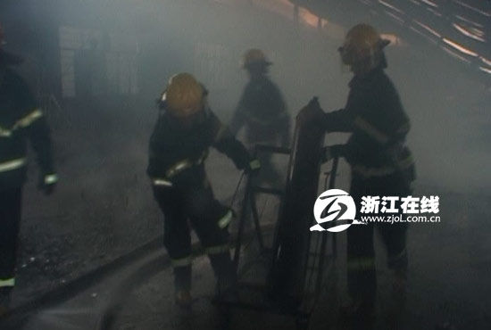 萧山经济开发区一铁皮厂房着火 险引燃乙炔瓶
