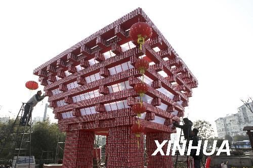 当日,一座用8000多只易拉罐搭建的上海世博会中国馆模型