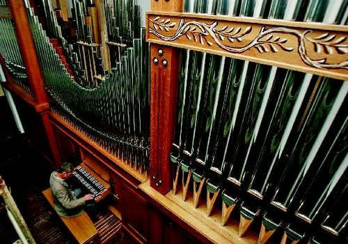 青岛百年教堂恢复原貌 6.8吨德国管风琴再响起
