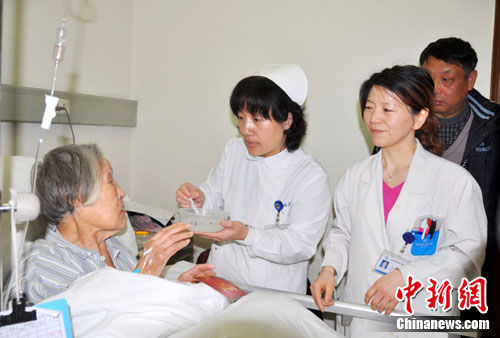 沪上医院元宵送到病床头 祝愿患者早日康复