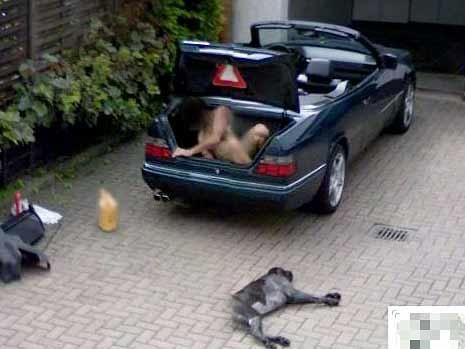 谷歌街景诡异画面:裸男从车后备箱钻出旁有死