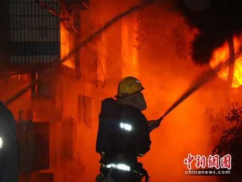 浙江东阳一木雕厂突发大火 消防员救出11被困