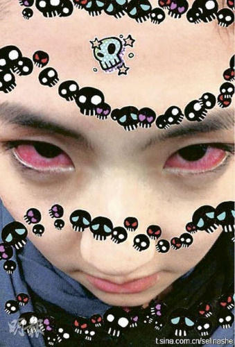 这张吓人照片是selina日前放在微博,她的红眼并非特别效果,据她在