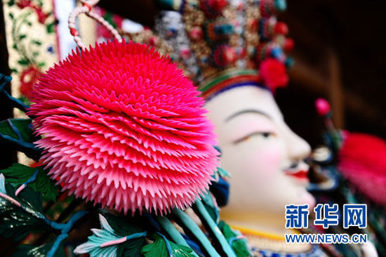 位于青海省西宁市湟中县境内的藏传佛教名寺塔尔寺举行隆重的酥油花展
