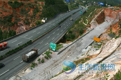 昨日14时,昆楚高速公路上空出现了阳光,一辆云a开头牌照的货车在连续