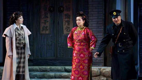 《四世同堂》演出成功 殷桃扮<em>特务</em>盛气凌人_殷