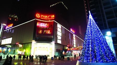 万达广场促进老南坪商圈商业设施的升级换代,南坪商圈将举办首届消费
