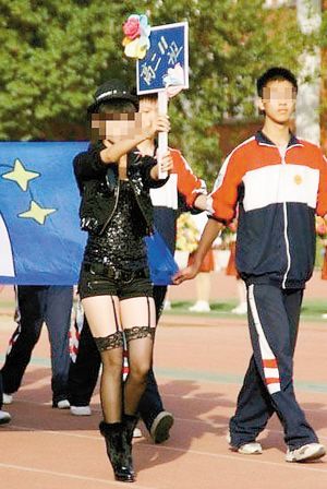中学生运动会吊袜举牌女引发热议(图),中学生运