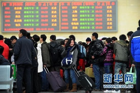 2月8日,旅客在青岛火车站上车。当日是农历大年初六,由于三六九,往外走的习俗,加上节后学生、农民工、探亲人员集中返回,铁路部门迎来节后第一个客流高峰。据预测,节后客流压力将超过节前。各地铁路部门采取增派人力、增加售票窗口、扩大运力等手段为出行的旅客服务。新华社记者李紫恒摄