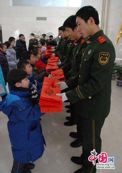 百幅春联送武警 小书法家 慰问消防官兵(图)_春