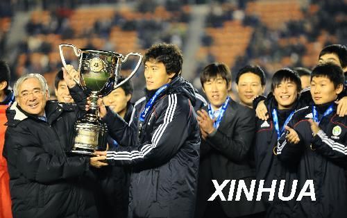网,东京,2010年2月14日2月14日,中国队球员杜威(前右)举起冠军奖杯