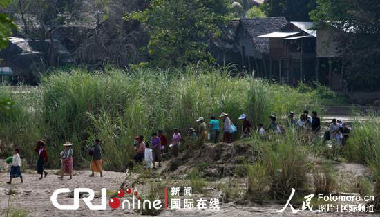 2010年11月8日,泰国,苗瓦迪:位处缅甸边境的苗瓦迪,枪弹声不断,克伦