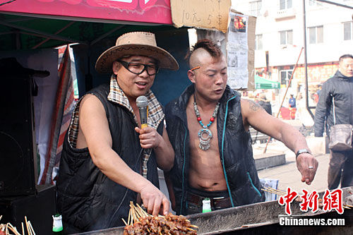 二人转演员赤膊助阵沈阳庙会烧烤肉串摊