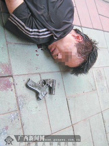 广西两男子当街持枪抢劫 开枪击倒一市民(组图)