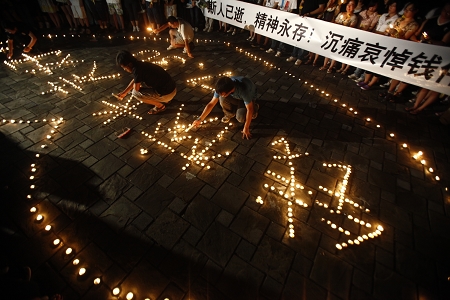 上海大学校长钱伟长逝世 学生自发悼念(图)